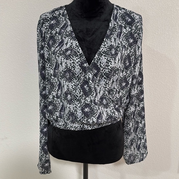 H&M Divided Blouse Top Crop Women's Sz12 Chiffon Snake Print Gray Long Sleeves - Picture 1 of 13